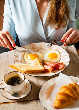 Kafede geleneksel kahvaltı.