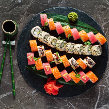 Mermer arka planda suşi.