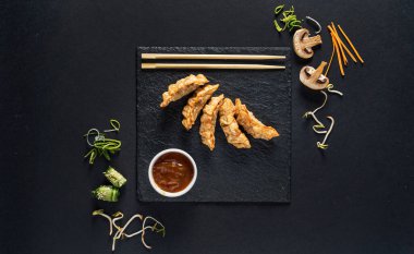 Siyah bir sırt grubunda kızarmış tencere etiketleri.