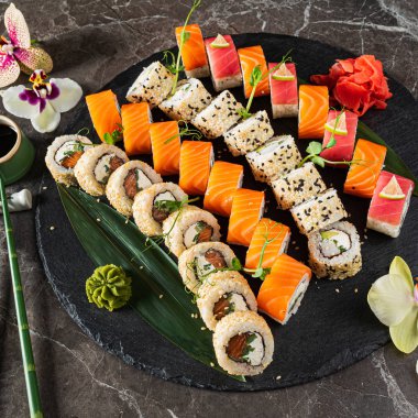 Mermer arka planda suşi.