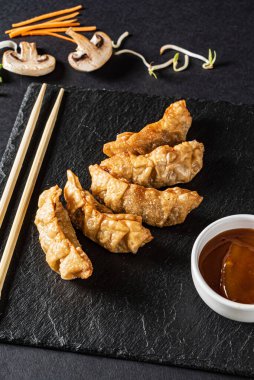 Siyah bir sırt grubunda kızarmış tencere etiketleri.