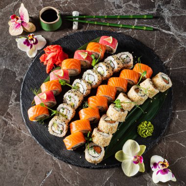 Mermer arka planda suşi.