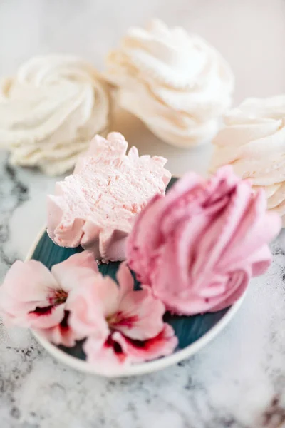 Heerlijk Dessert Zephyr Vorm Van Bloemen Rozen — Stockfoto