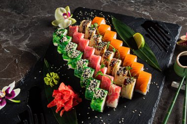 Mermer arka planda suşi.