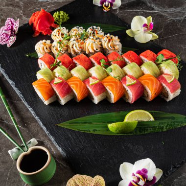 Mermer arka planda suşi.