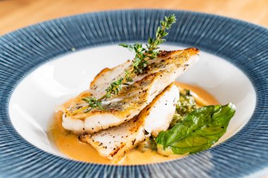 Kızarmış balık fileto. Sosu ve otlar ile cod