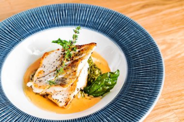 Kızarmış balık fileto. Sosu ve otlar ile cod