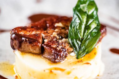 Et ve sos ile patates püresi