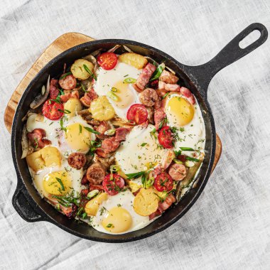 Kahvaltı dökme demir tavada