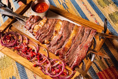 Soslu koyun kebabı ve soğan turşusu.