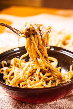 Laghman bir Uygur restoranında hizmet verdi.