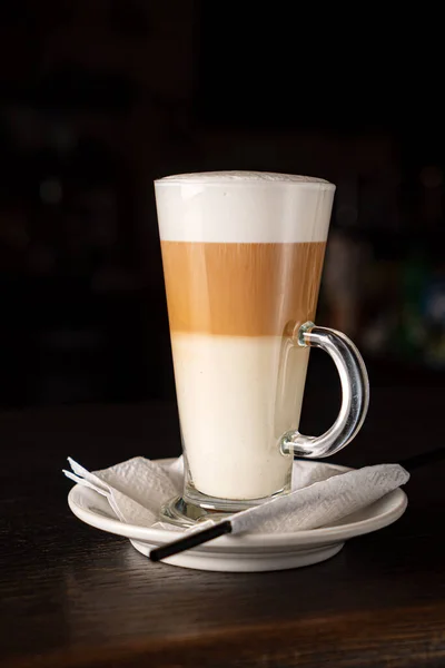 Schuimige Gelaagde Hete Koffie Drinken Latte — Stockfoto