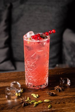 Anason ve üzümlü kokteyl.