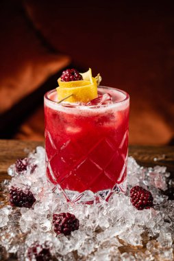 taze böğürtlen ve limon ile kokteyl