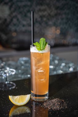 kokteyl barda, yakın çekim