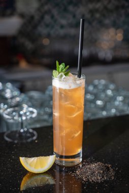 kokteyl barda, yakın çekim