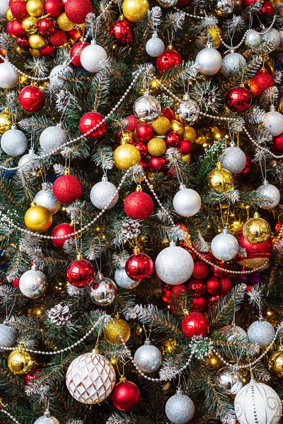 Schöner Weihnachtsbaum Mit Kugeln — Stockfoto