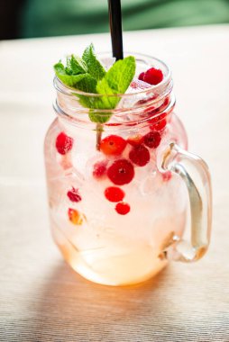 Cam kavanozda kızılcık kokteyli.