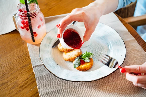 Woman Eating Cottage Cheese Pancakes Strawberry Dressing — ストック写真