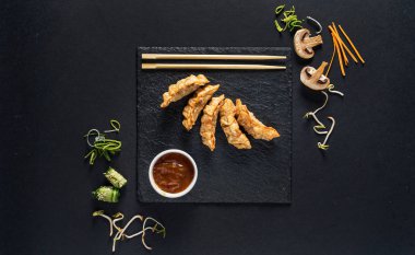 Siyah bir sırt grubunda kızarmış tencere etiketleri.