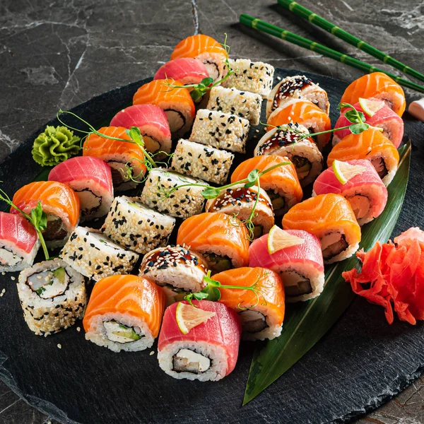 Sushi Sobre Fondo Mármol —  Fotos de Stock