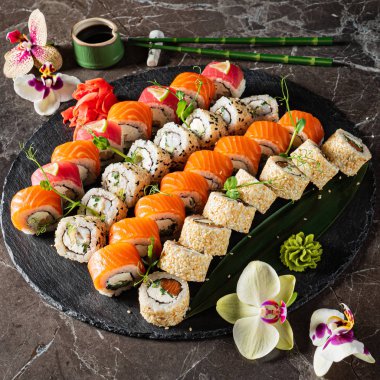 Mermer arka planda suşi.