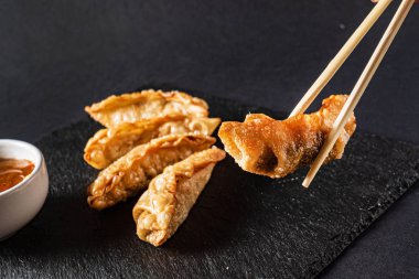 Siyah bir sırt grubunda kızarmış tencere etiketleri.