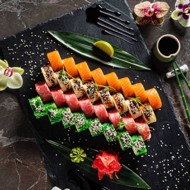 Mermer arka planda suşi.