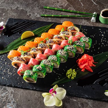 Mermer arka planda suşi.