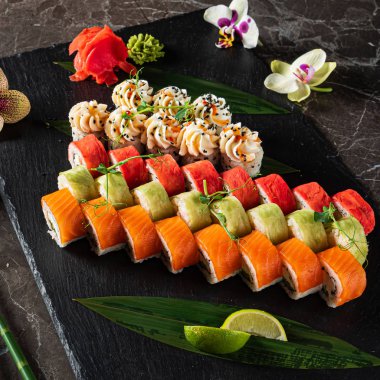 Mermer arka planda suşi.