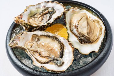 Mevsimlik çiğ istiridye ve limon. 