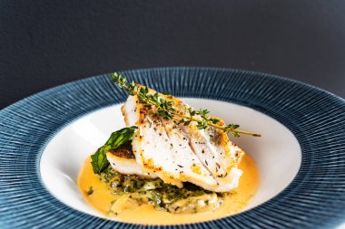 Kızarmış balık fileto. Sosu ve otlar ile cod