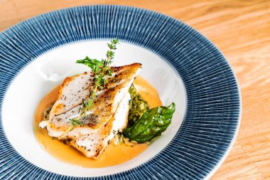 Kızarmış balık fileto. Sosu ve otlar ile cod