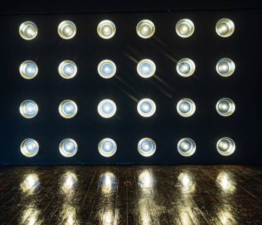 Ampullü duvar, stüdyo alanı