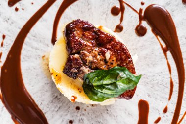 Et ve sos ile patates püresi