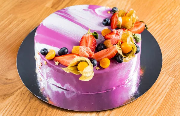 蛋糕与新鲜水果 — 图库照片