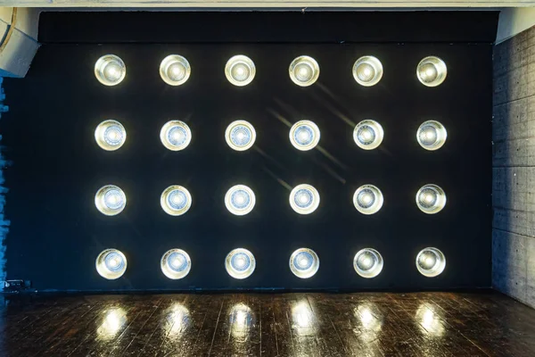 Ampullü duvar, stüdyo alanı