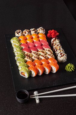 Siyah arka planda suşi.