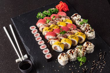 Siyah arka planda suşi.