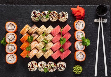 Siyah arka planda suşi.