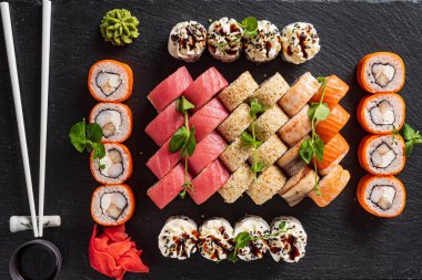 Siyah arka planda suşi.