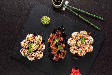 Siyah arka planda suşi.