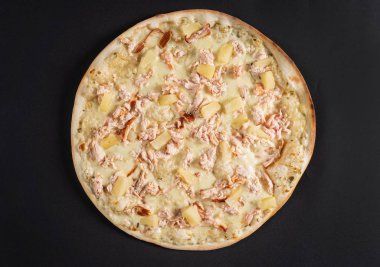 Siyah arka planda lezzetli bir pizza.