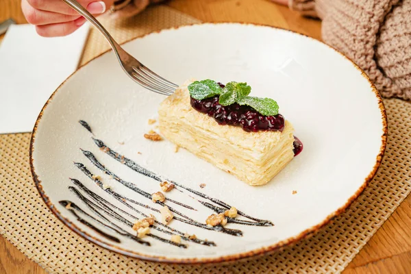 Vrouw Die Dessert Eet Het Café — Stockfoto