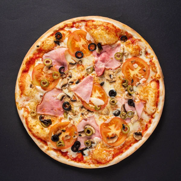 Leckere Pizza Auf Schwarzem Hintergrund — Stockfoto