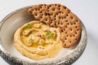 Klasik humus plaka ve pide ekmek maydanoz ile.