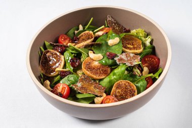 ıspanaklı salata, kurutulmuş incir ve kaju fıstığı.