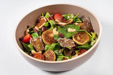 ıspanaklı salata, kurutulmuş incir ve kaju fıstığı.