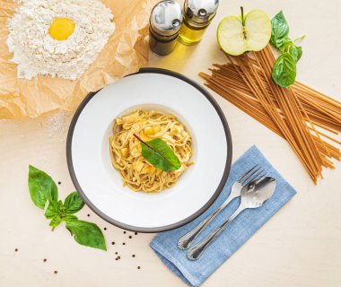 İtalyan restoranında taze makarna.