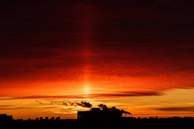 Gün batımı şehrin üzerinde, güzel gün batımı gökyüzü